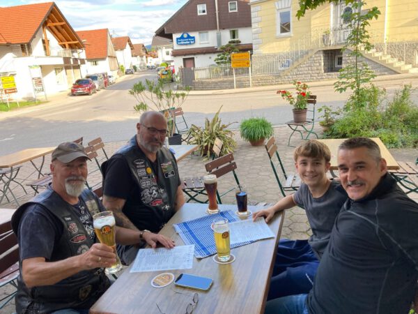Ein kurzer Trip nach Lechbruck durch unsere Member Uwe und Helmut, die es sich nicht nehmen ließen, uns Hagen und Sohnemann Robin zu besuchen. Das ist Brotherhood und genau das macht es aus.
Schön , euch beide gesehen zu haben.